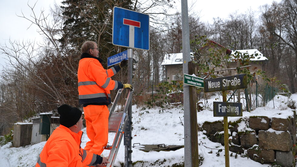 Mitarbeiter der Stadt Sebnitz montieren gerade die neuen Straßenschilder an fast 30 Straßen. Die alten bleiben parallel bis Ende Januar hängen Mitarbeiter der Stadt Sebnitz montieren gerade die neuen Straßenschilder an fast 30 Straßen. Die alten bleiben parallel bis Ende Januar hängen