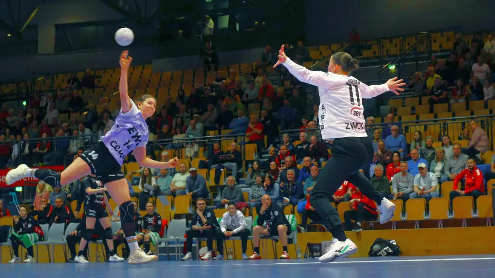 Lilly Janßen (rechts im Bild) darf mittels Zweitspielrecht sogar noch für den Nachwuchs des VfL Oldenburg spielen. Lilly Janßen (rechts im Bild) darf mittels Zweitspielrecht sogar noch für den Nachwuchs des VfL Oldenburg spielen.