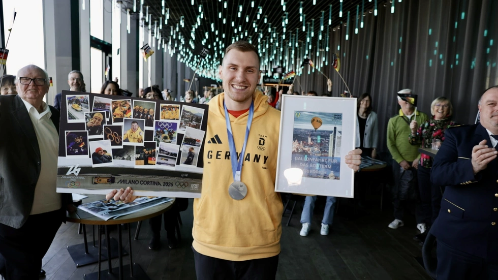 Felix Straub zeigt stolz einige Geschenken der Gratulanten.