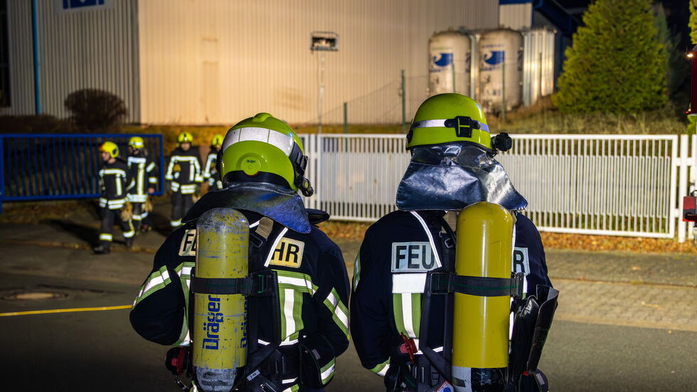 Feuerwehrleute bei ihrem nächtlichen Einsatz.