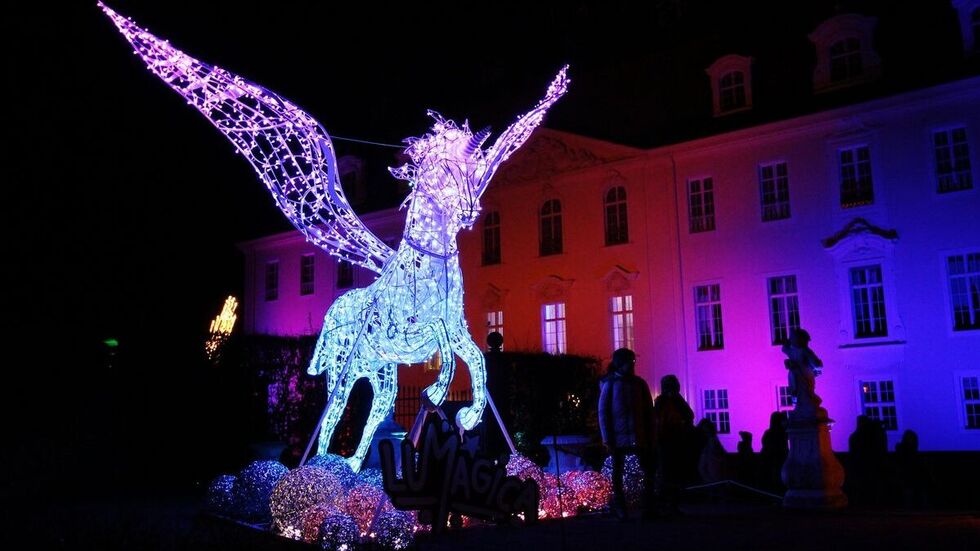 Drei Monate lang waren im Schlosspark Fabelwesen, Tanzpaare und Tiere im Lichterglanz zu sehen.