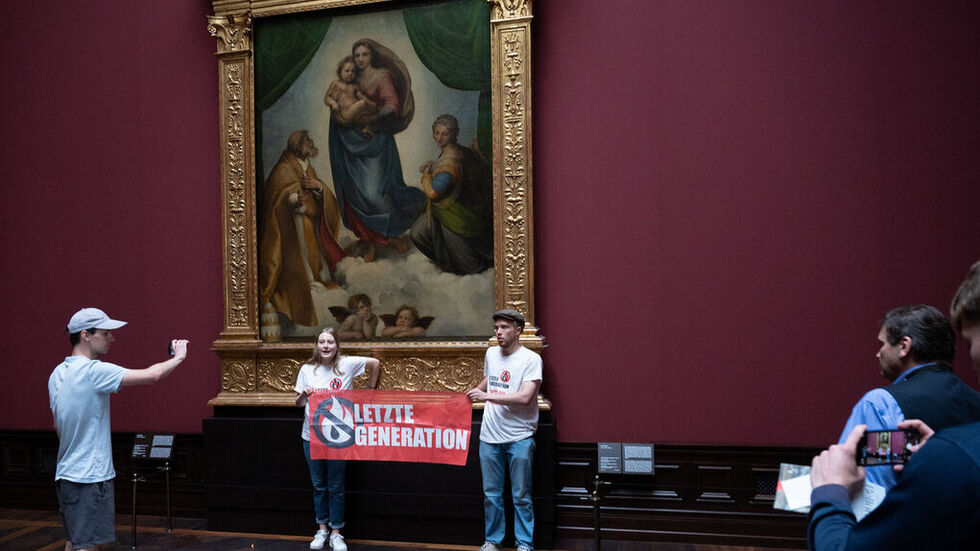 Die Mitglieder der Gruppe "Letzte Generation" klebten sich an dem Rahmen fest. 