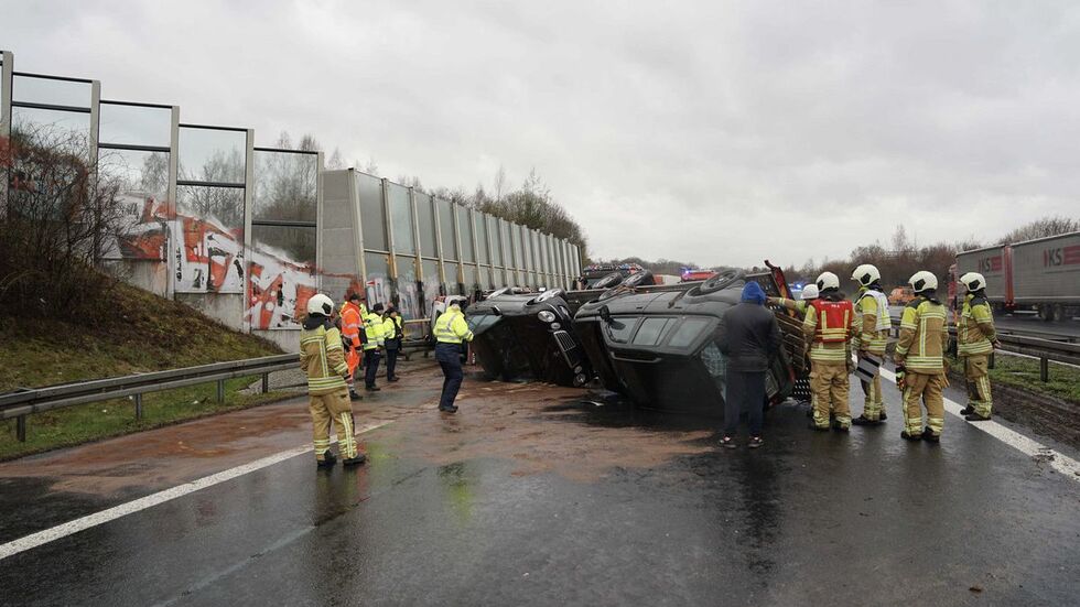 Für die Einsatzkräfte bot sich auf der A17 ein Bild der Zerstörung.
