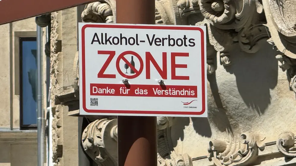 Mit diesem Schild weist die Stadt auf die Alkoholverbotszone hin. 