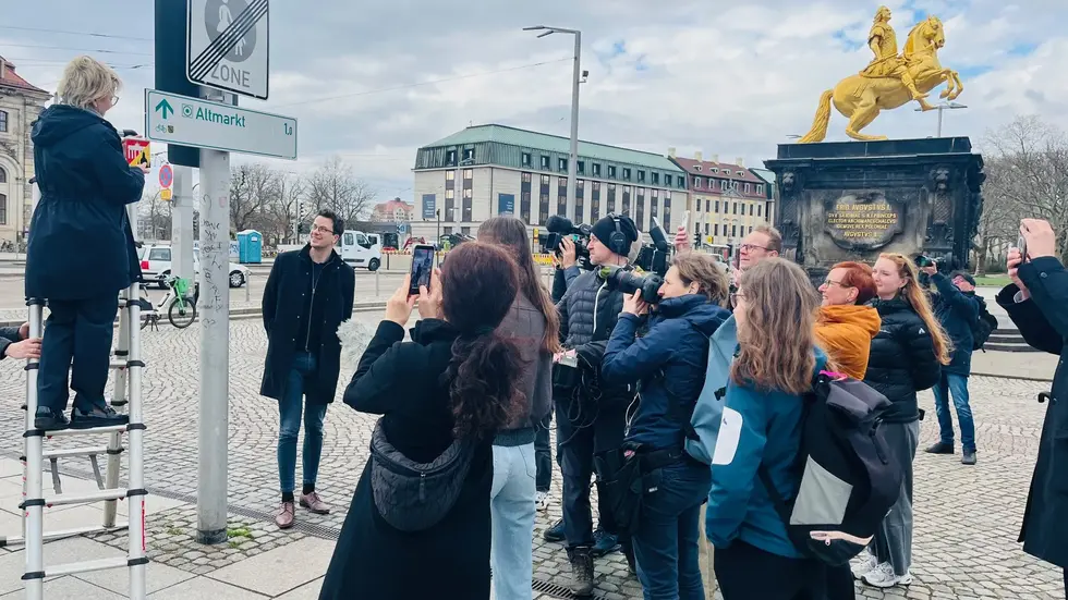 Tourismus-Ministerin Barbara Klepsch brachte eines der Schilder selbst an