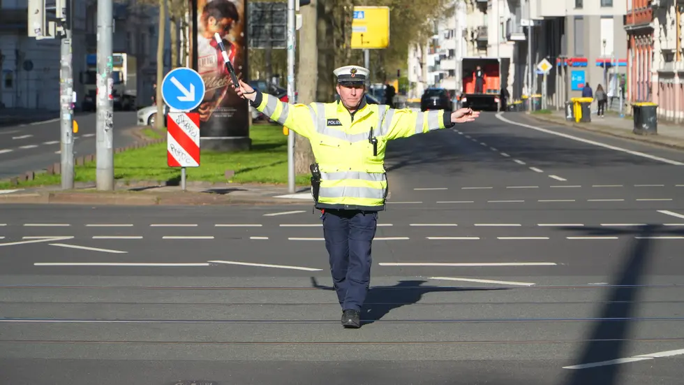 Ein Verkehrspolizist am Mittwochvormittag an der Kreuzung Karl-Liebknecht- / Kurz-Eisner-Straße.