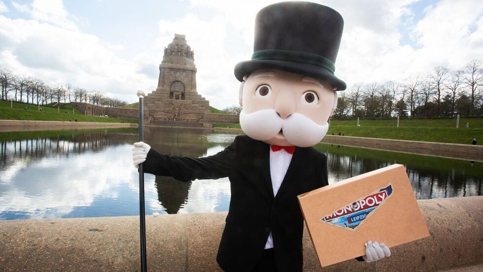Mr. Monopoly mit der Leipzig-Edition vor dem Völkerschlachtdenkmal 