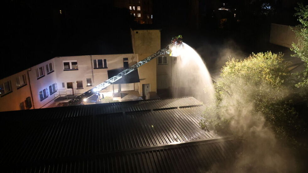 Die Feuerwehr musste das Dach der Fabrikhalle löschen. Die Flammen hatten mehrere Balken beschädigt.