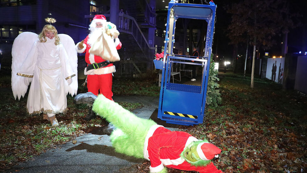 Tatkräftige Unterstützung beim Beschenken der kleinen Patienten hatte der Weihnachtsmann vom Grinch und einem Engel