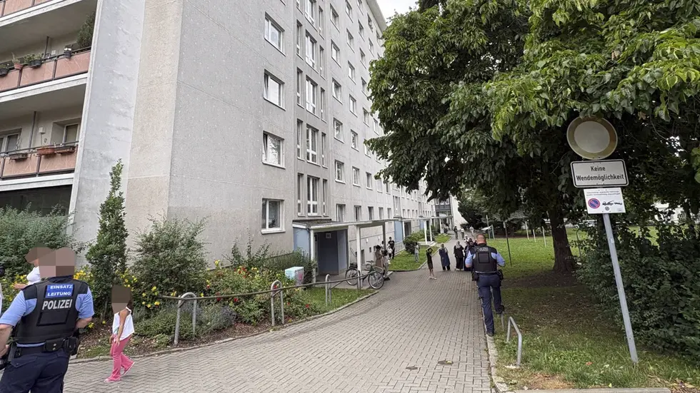Polizeieinsatz an der Straße der Nationen: Ein Kind stürzte von einem Vordach und kam schwer verletzt ins Krankenhaus.