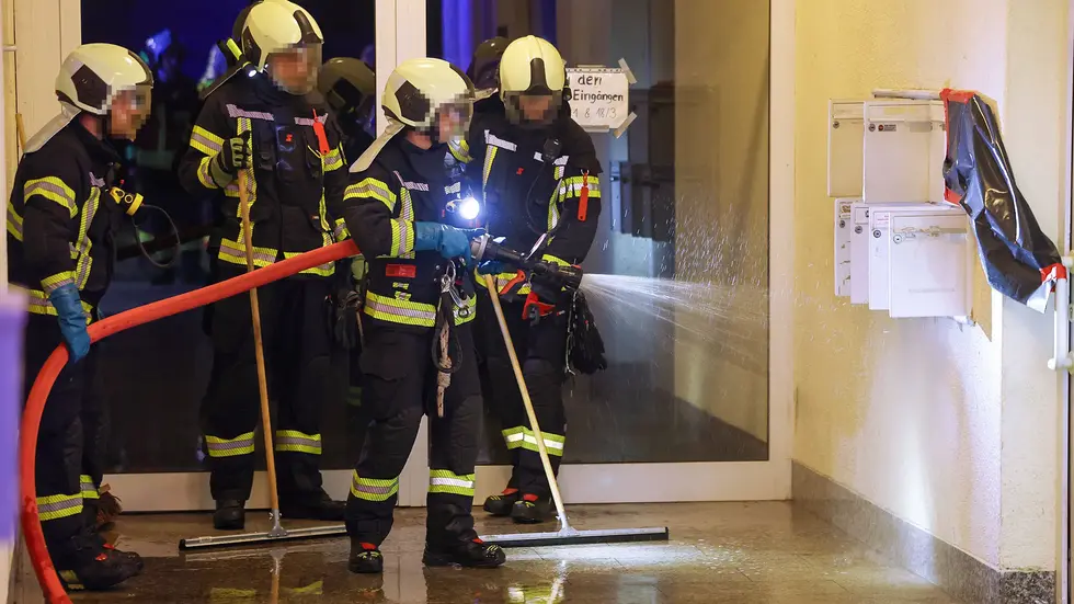 Die Feuerwehr reinigte den Bereich im Flur.