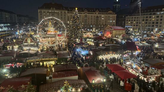 Schon direkt zum Eröffnungsabend ist der Striezelmarkt pickepackevoll.