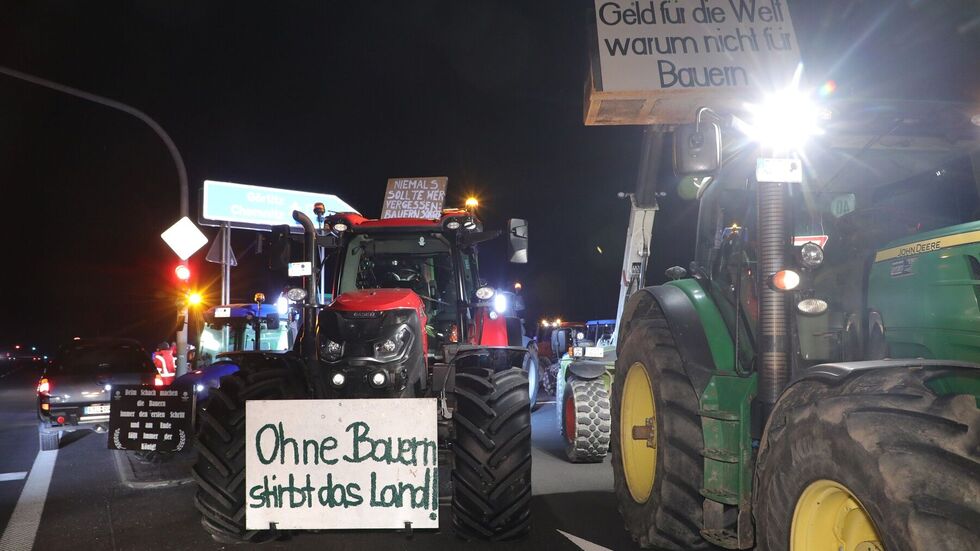 Die Landwirte blockierten am Morgen fast alle Autobahnzufahrten Die Landwirte blockierten am Morgen fast alle Autobahnzufahrten
