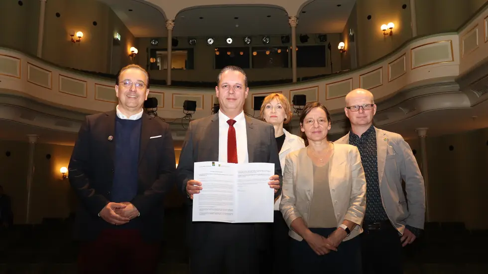 Landrat Rico Anton (2.v.l.) kämpft für den Erhalt der Kultur. Landrat Rico Anton (2.v.l.) kämpft für den Erhalt der Kultur.
