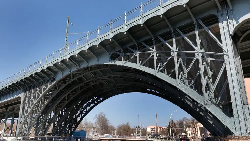 Vom geplanten Abriss zum Staatspreis: Das Chemnitzer Viadukt erhält den Deutschen Ingenieurbaupreis 2026. Die Auszeichnung ist mit 30.000 Euro dotiert.
Vom geplanten Abriss zum Staatspreis: Das Chemnitzer Viadukt erhält den Deutschen Ingenieurbaupreis 2026. Die Auszeichnung ist mit 30.000 Euro dotiert.