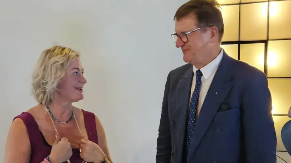 Präsidentenwechsel beim Rotary Club Dreiländereck Oberlausitz: Ute Wunderlich übergibt das Amt an Dr. Jacek Glaizer. Präsidentenwechsel beim Rotary Club Dreiländereck Oberlausitz: Ute Wunderlich übergibt das Amt an Dr. Jacek Glaizer.