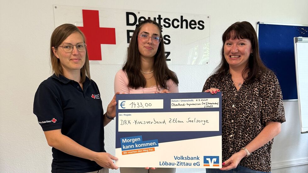 Übergabe des Spendenschecks durch Julia Malt, Lehrerein und Organisatorin des Spendenlaufs Oberlandgymnasium Seifhennersdorf und Schülersprecherin Letizia Hille an Astrid Menzel vom Kriseninterventionsteam Zittau, die den Einsatz leitete.