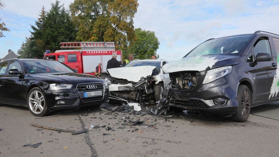 Drei Menschen kamen nach dem Unfall ins Krankenhaus.