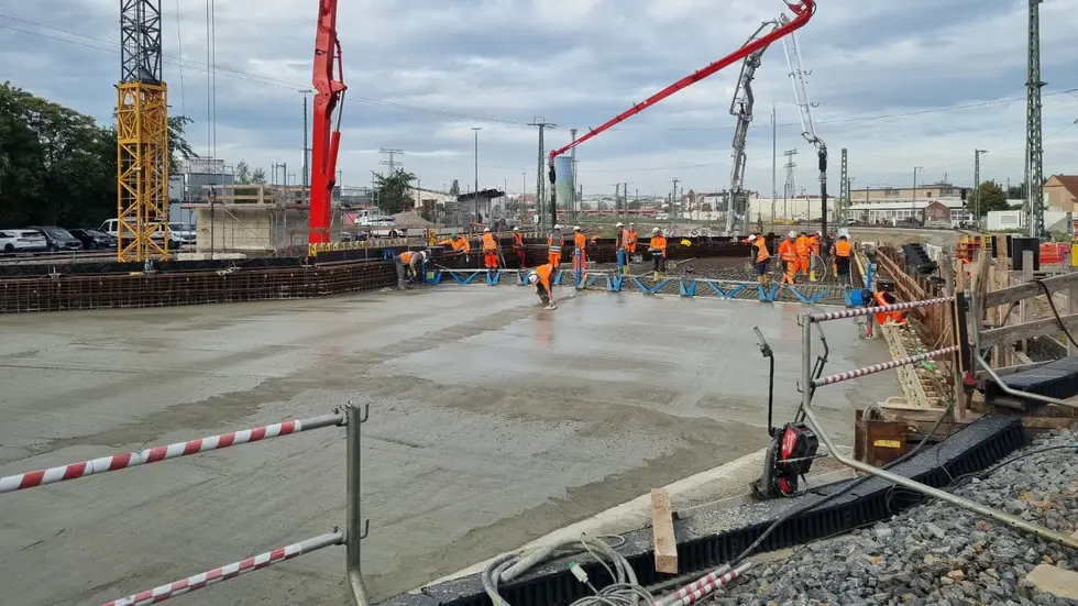 Insgesamt wurden rund 3.000 Tonnen Beton verbaut. Insgesamt wurden rund 3.000 Tonnen Beton verbaut.