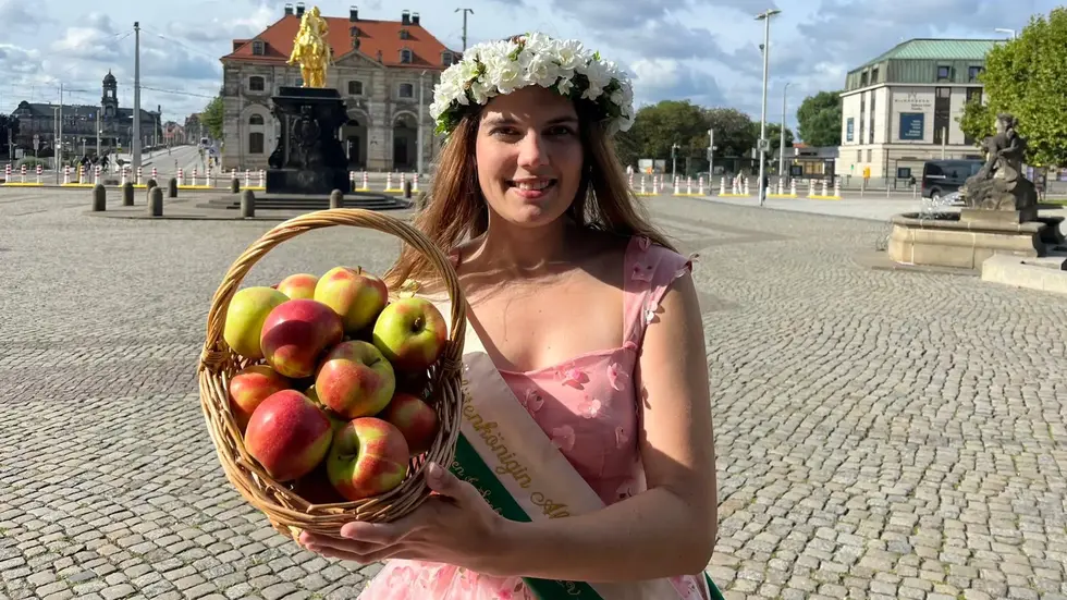 Blütenkönigin Alida zum Start der Apfelsaison 