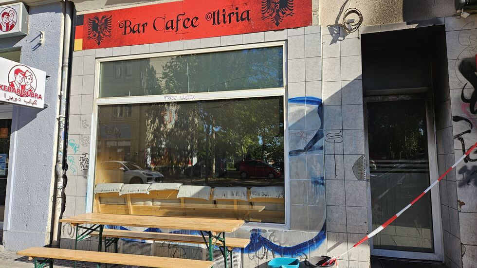 Das Café "Hiria" am Montagmorgen: Die Spuren des Feuers sind unübersehbar.