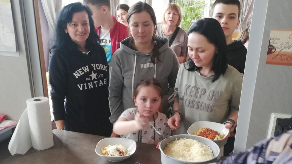 Essensausgabe für die neu angekommenen Frauen und Kinder aus Ternopil im Schullandheim Neukirch/ Lausitz