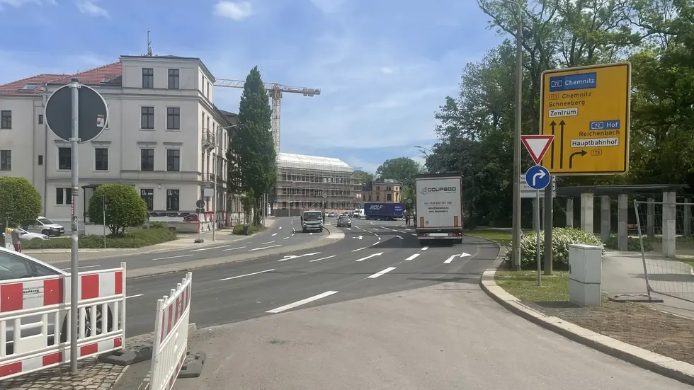 Auf dem Abschnitt zwischen Bahnhofstraße und Reichenbacher Straße wurde bei der Gelegenheit die Fahrbahndecke der Humboldtstraße erneuert.