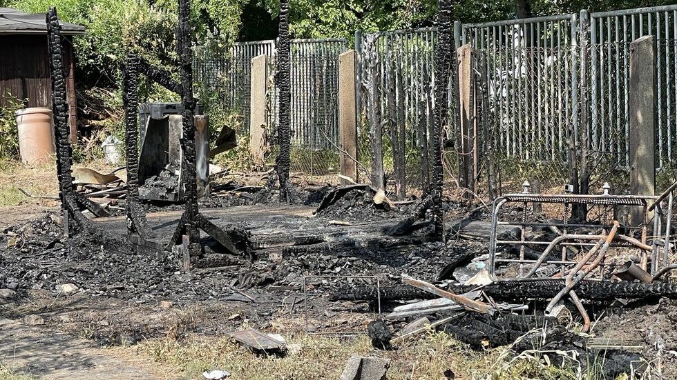 Verkohlte Reste der Laube
