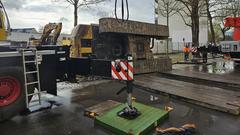 Der riesige Bagger ist auf die Seite gekippt. Der riesige Bagger ist auf die Seite gekippt.