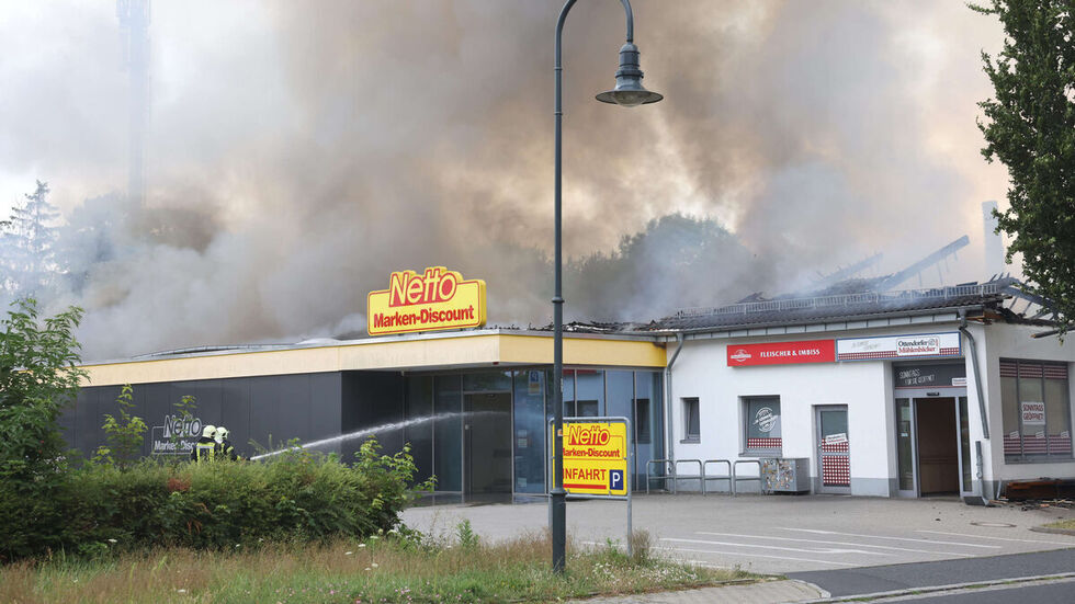 Dichter Rauch: Der Supermarkt steht in Vollbrand. Dichter Rauch: Der Supermarkt steht in Vollbrand.