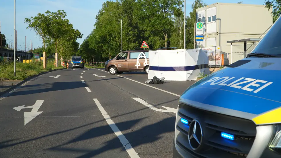 Die Polizei hat für die Verstorbene einen Sichtschutz aufgestellt.