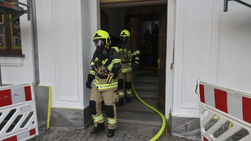 Ein Rauchmelder weckte einen Mieter bei einem Feuer auf dem Sonnenberg. Feuerwehrleute brachten den 47-Jährigen aus der Wohnung.
Ein Rauchmelder weckte einen Mieter bei einem Feuer auf dem Sonnenberg. Feuerwehrleute brachten den 47-Jährigen aus der Wohnung.