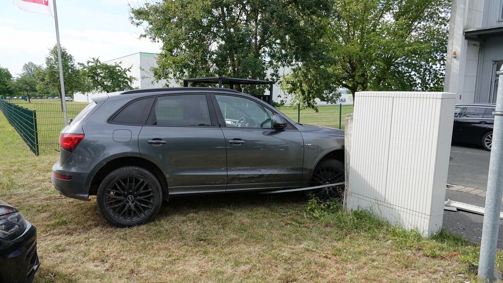 Der gestohlene Audi krachte gegen einen Strommasten.