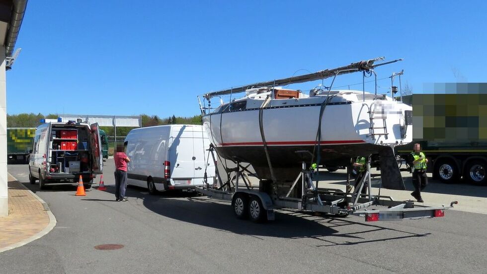 Ein Kleintransporter mit Transportanhänger war überladen.