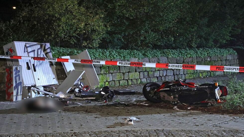 Das Motorrad prallte gegen diese Mauer.