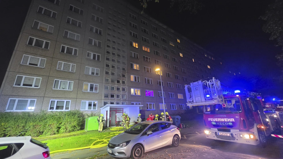Ein Kellerbrand in dem Mehrfamilienhaus auf der Carl-von-Ossietzky-Straße sorgte für starke Rauchentwicklung.