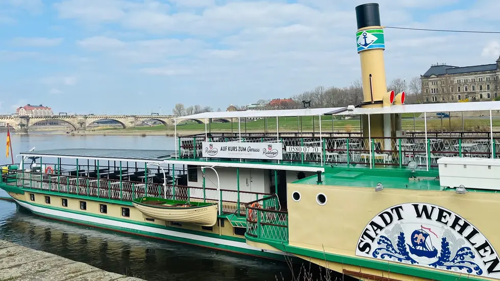 Alle neun historischen Dampfschiffe bekamen ein neues Logo an den Schornstein Alle neun historischen Dampfschiffe bekamen ein neues Logo an den Schornstein