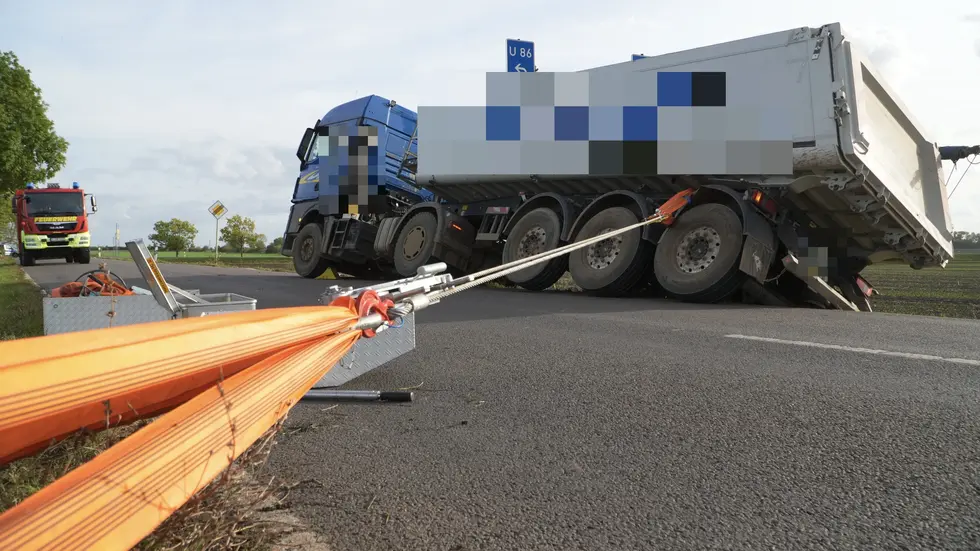 Weil der Kipplaster drohte umzukippen, wurde er mit einem Seil an einen Baum gebunden.
