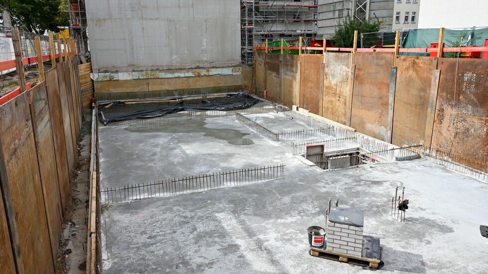 Die Baugrube an der Dresdner Straße - hier soll das neue Wohnhaus hin.