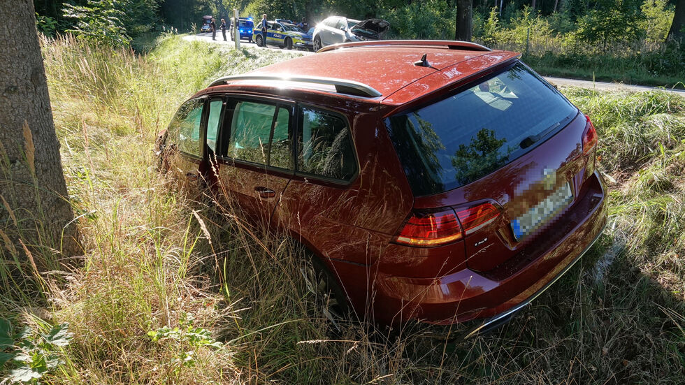 Der VW landete im Straßengraben.
