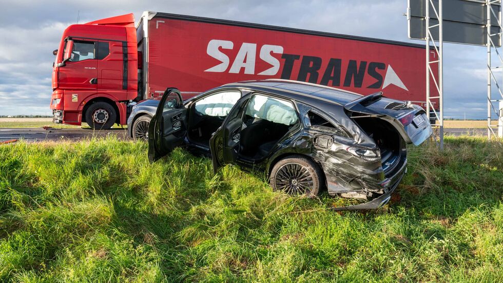 Der Mercedes schleuderte nach dem Zusammenstoß von der Landstraße.