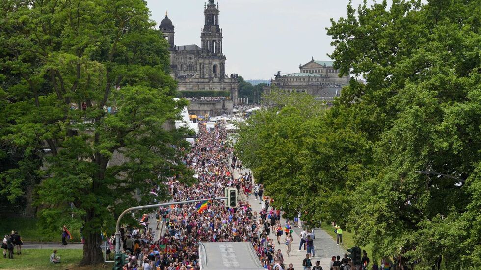 Eine bunte Parade zieht zum 30. CSD durch Dresden. 