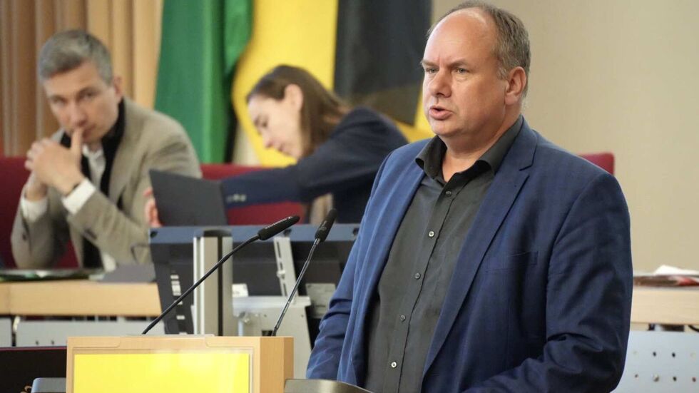 Oberbürgermeister Dirk Hilbert beantwortet wieder Fragen.