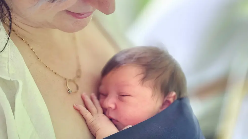 Rosalie gehört zu den ersten Neugeborenen im Städtischen Klinikum Gölritz, die ein Kängurutuch erhalten haben. Sie fühlt sich sichtlich wohl und geborgen - so nah bei ihrer Mama Diana. 