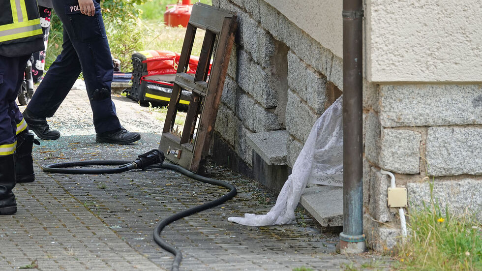 Ersten Ermittlungen zufolge kam es im Keller zu einer Verpuffung.