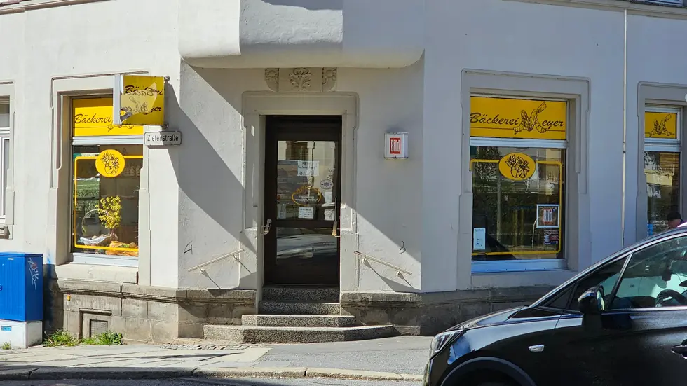 Ein 50-Jähriger griff in dieser Bäckerei auf dem Sonnenberg nach dem Geld aus der Kasse. Verkäuferin und zwei Kunden stoppten den Mann bis die Polizei kam.