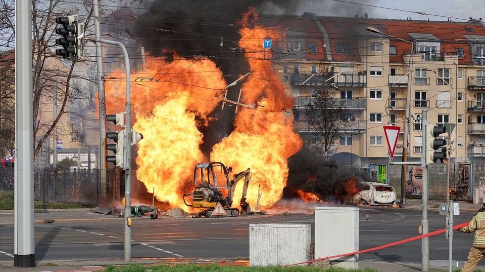 Die Flammen lodern meterhoch.