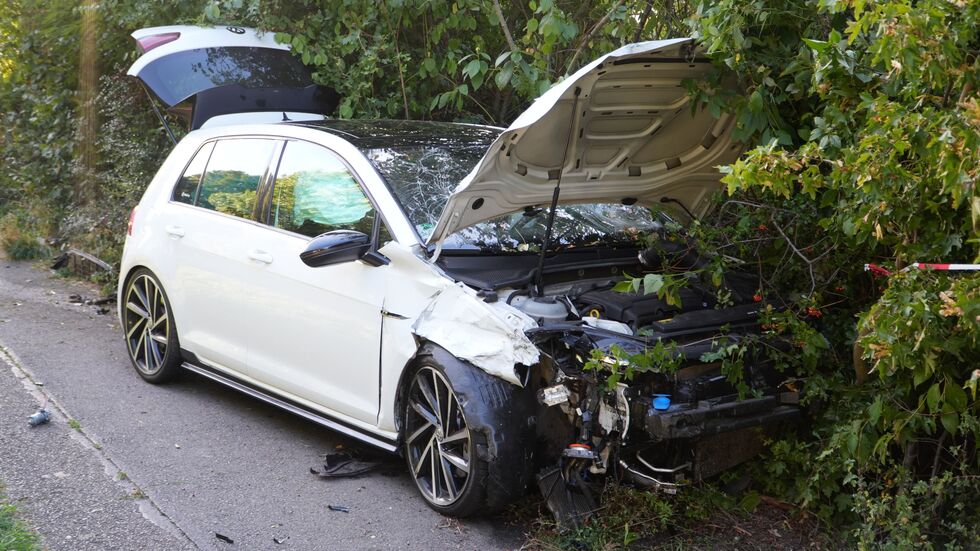 Ein beteiligter Wagen krachte bei dem Unfall in eine Hecke.