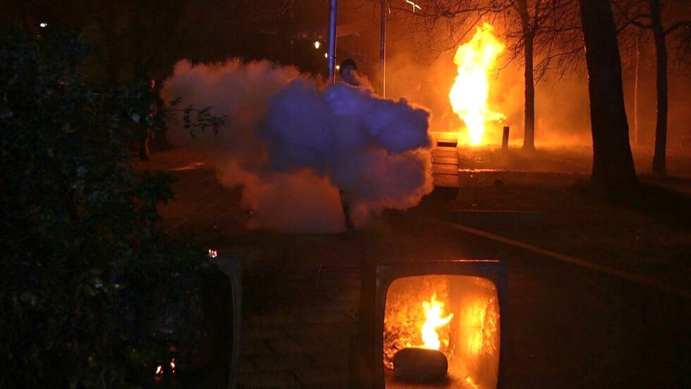 In der Silvesternacht gab es in Leipzig wieder viele Angriffe mit Pyrotechnik auf Rettungskräfte. In der Silvesternacht gab es in Leipzig wieder viele Angriffe mit Pyrotechnik auf Rettungskräfte.