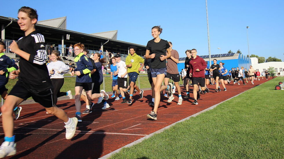 Den genzen Tag wurde auf dem Sportplatz gelaufen.